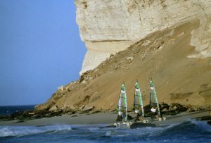 Mauritanie - Raid 1994 - Cap Blanc - Roulage au pied du Cap Blanc