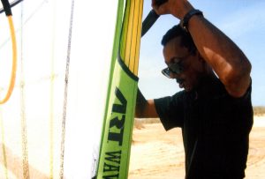 Raid 1994 - Côte mauritanienne - A marée haute -Guide Moussa sur un Speed-Sail
