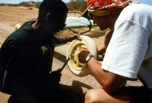 Raid 1994 - Route entre Nouakchott et Rosso - Nombreuses crevaisons à cause des épineux