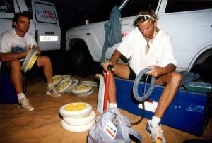 Raid 1994 - Route entre Nouakchott et Rosso - Réparation des roues crevées