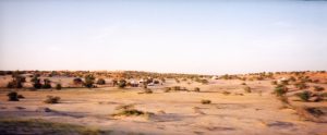 Raid 1994 - Route entre Nouakchott et Rosso - paysage avec premières tentes