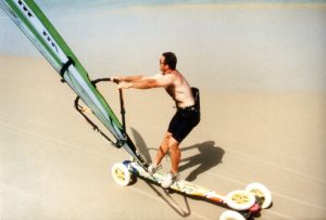 Raid 1994 - Marc Gambetti en train de pomper car pas de vent